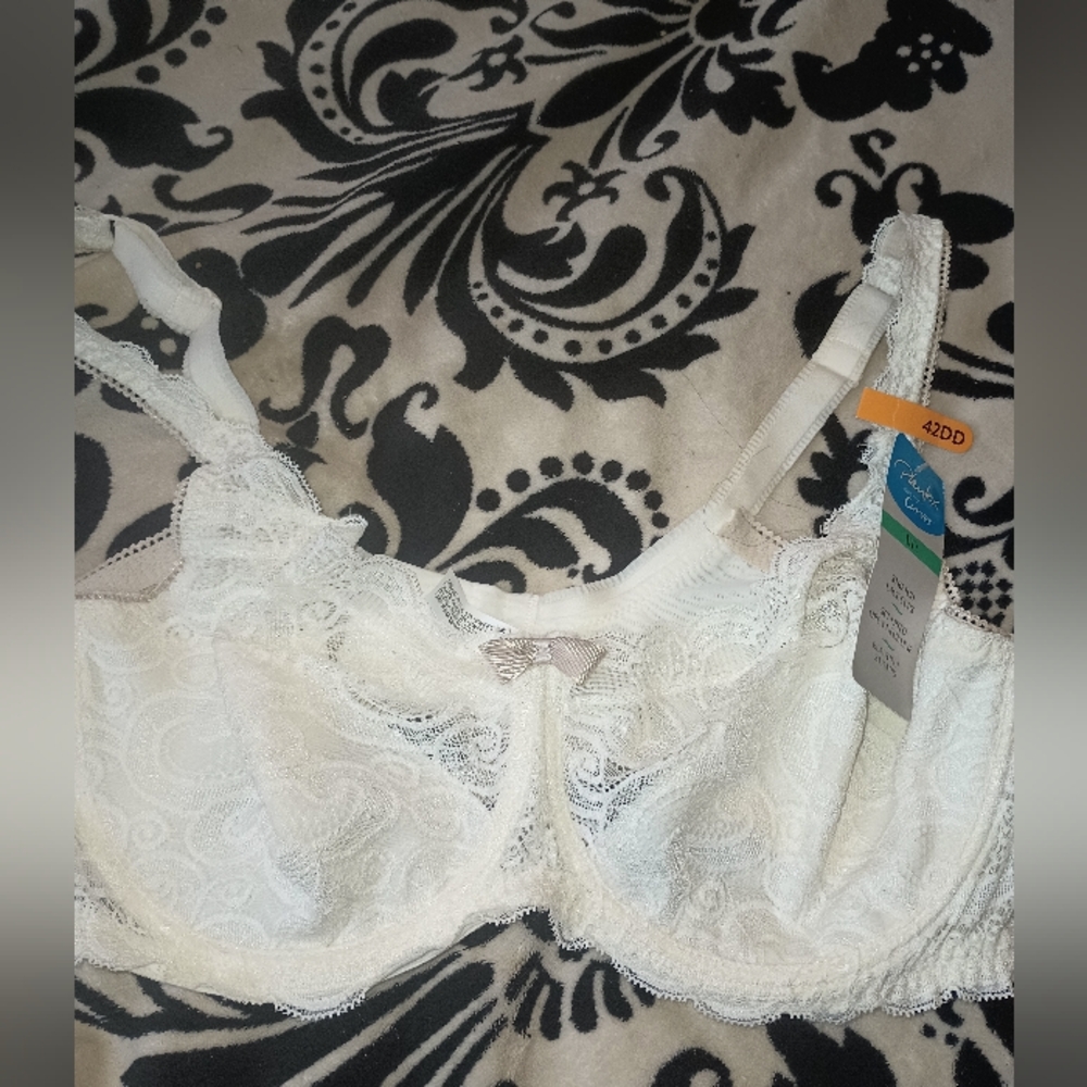 Elegant White Lace Bra. Playtex Curves Lift Laced Underwire Bra.Size 42DD